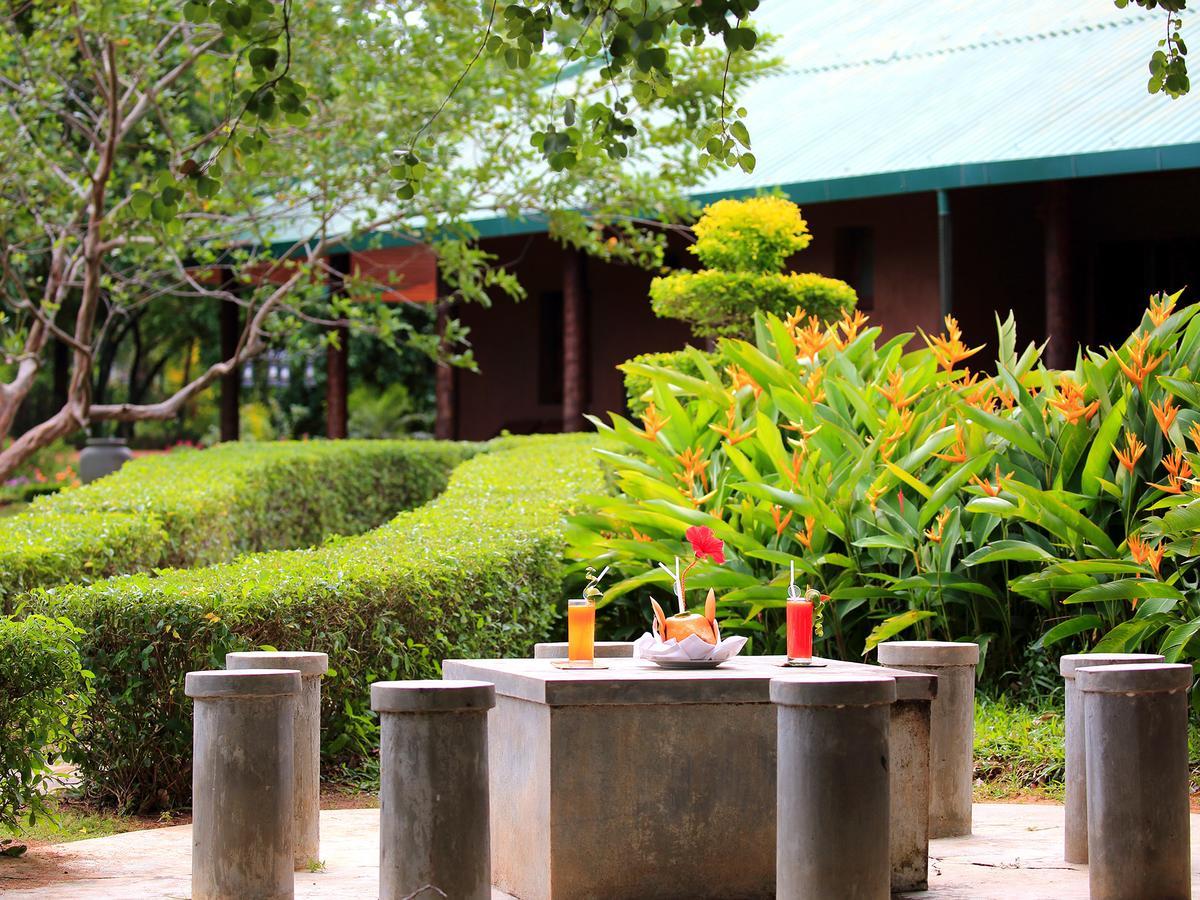 Grand & Gangula Hotel ดัมบูลลา ภายนอก รูปภาพ