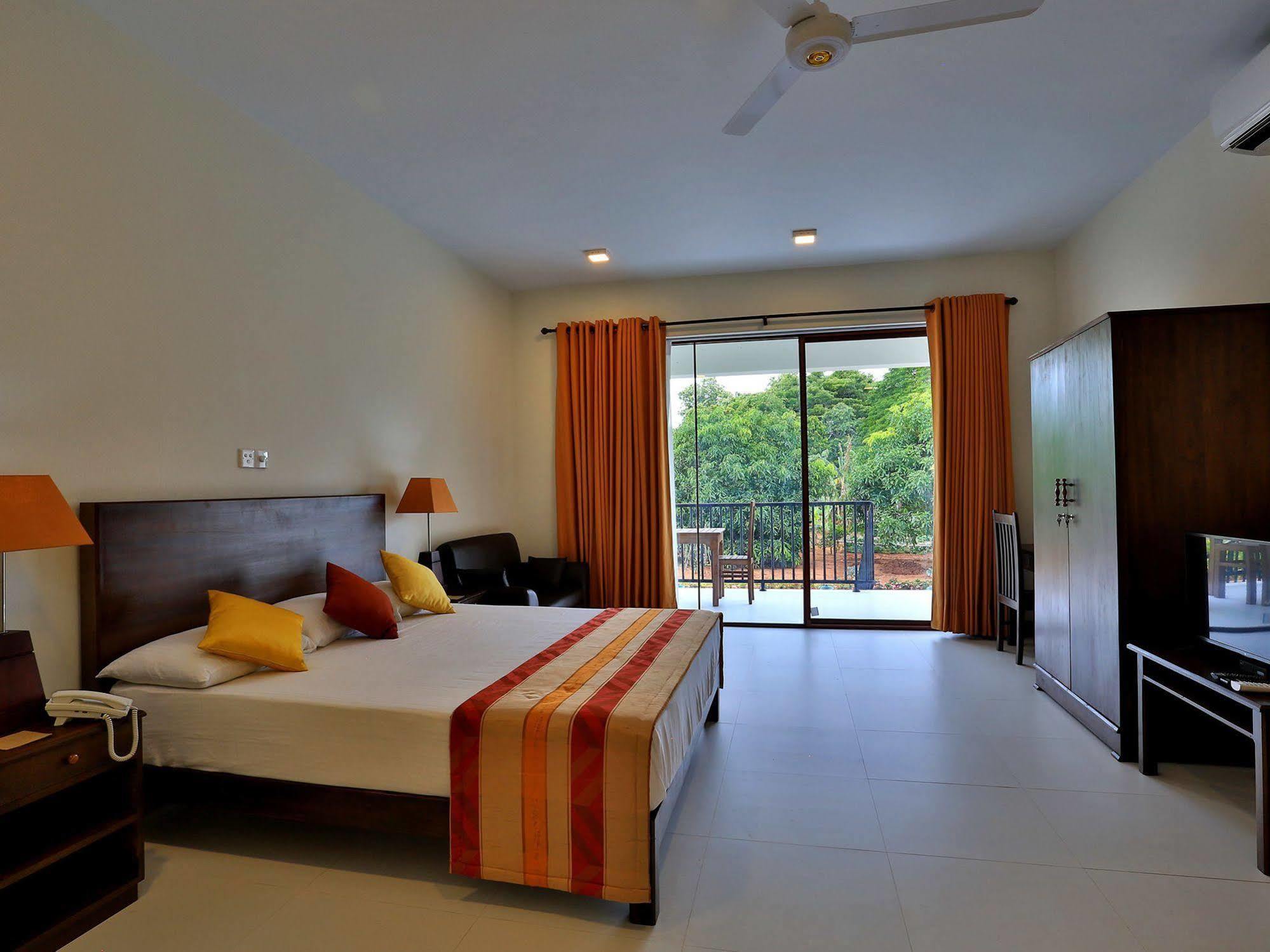 Grand & Gangula Hotel ดัมบูลลา ภายนอก รูปภาพ