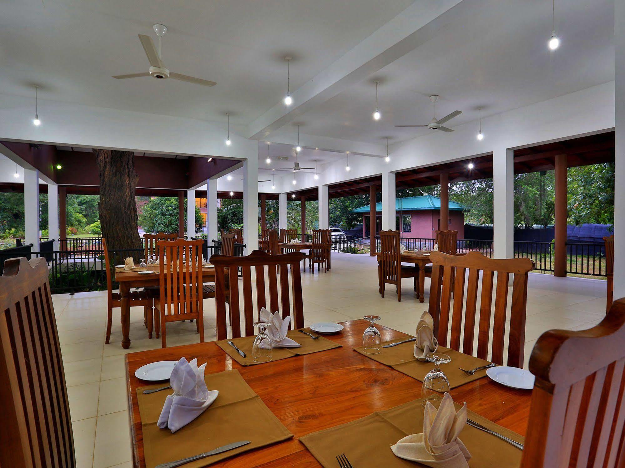 Grand & Gangula Hotel ดัมบูลลา ภายนอก รูปภาพ