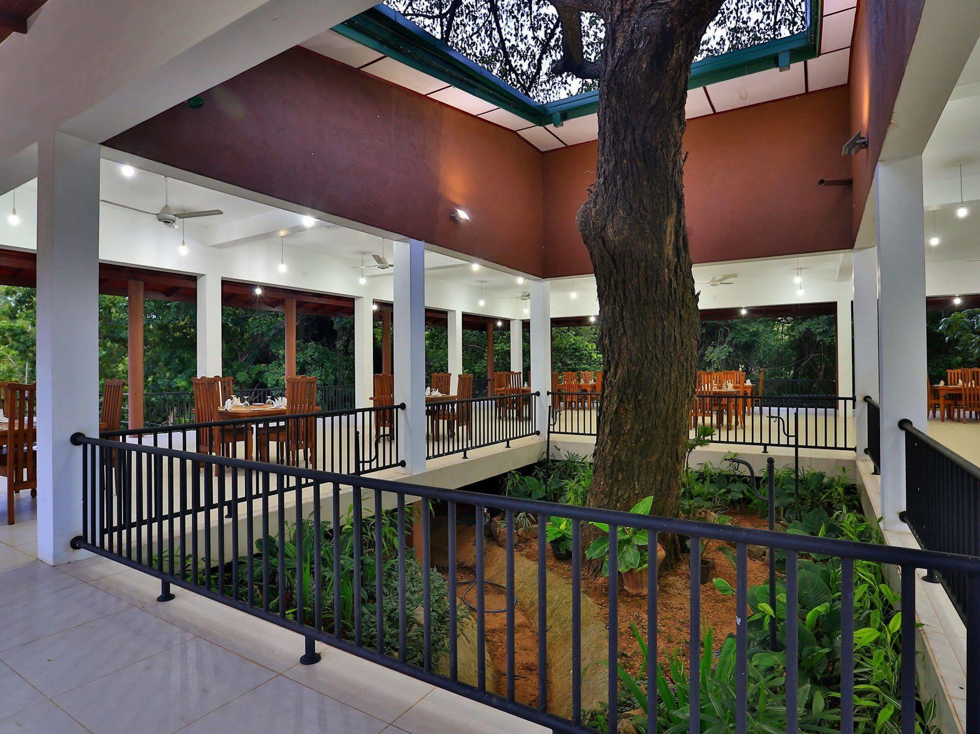 Grand & Gangula Hotel ดัมบูลลา ภายนอก รูปภาพ