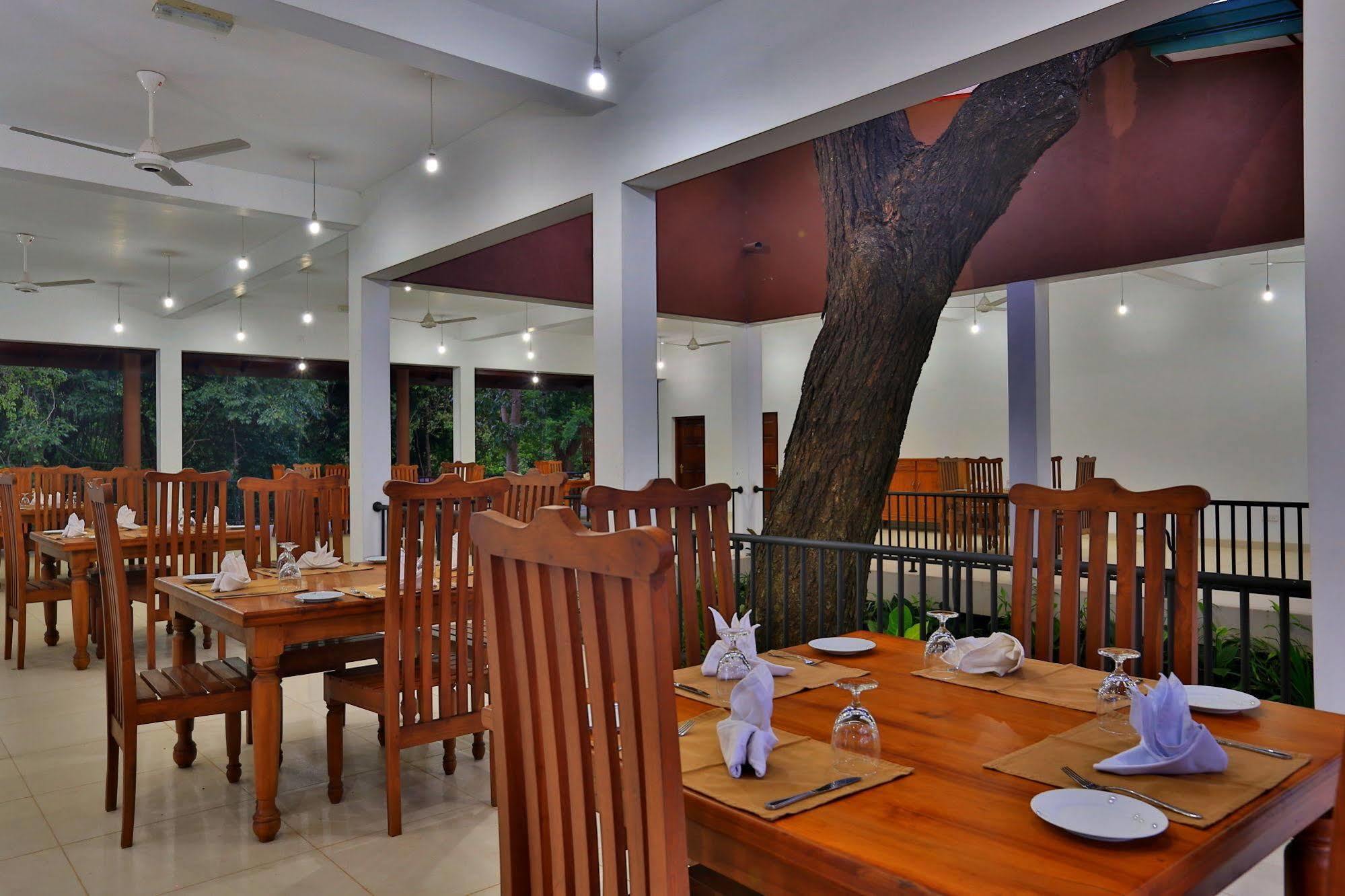 Grand & Gangula Hotel ดัมบูลลา ภายนอก รูปภาพ