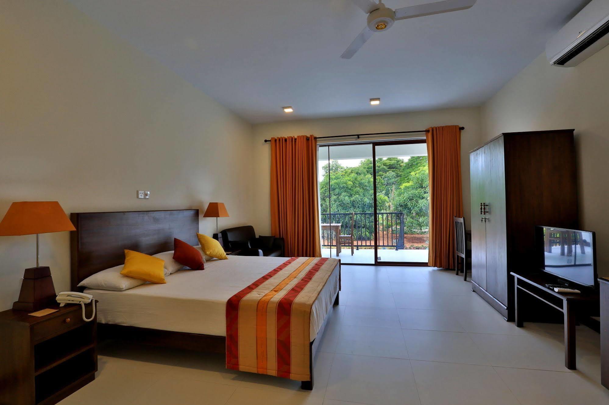 Grand & Gangula Hotel ดัมบูลลา ภายนอก รูปภาพ