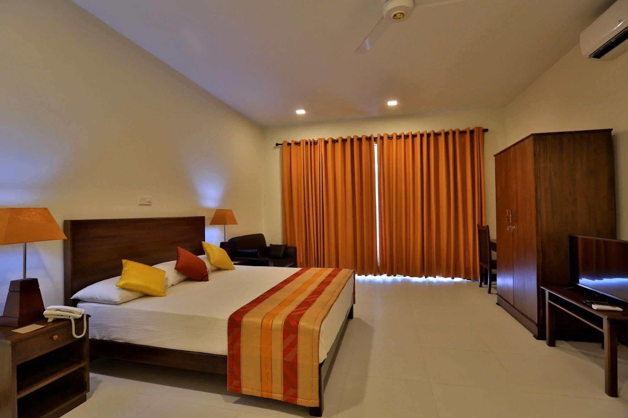 Grand & Gangula Hotel ดัมบูลลา ภายนอก รูปภาพ